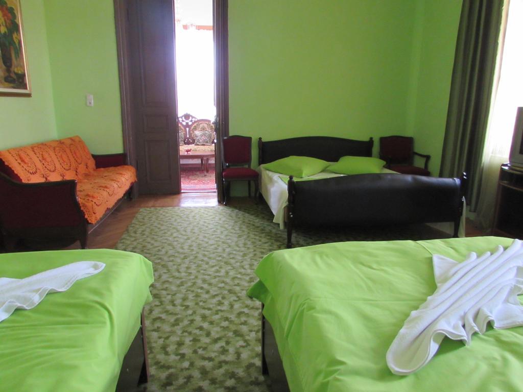 Guest House Nona Kutaisi Exterior photo